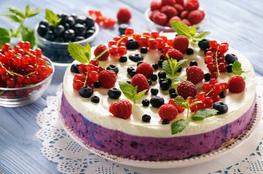 Berry cheesecake kuş üzümü, yaban mersini ve ahududu.