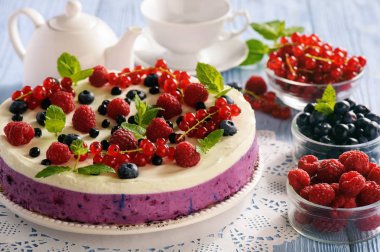 Berry cheesecake kuş üzümü, yaban mersini ve ahududu.
