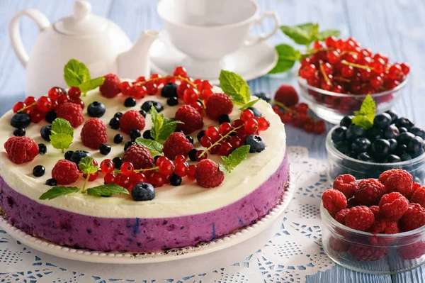 Berry cheesecake kuş üzümü, yaban mersini ve ahududu.
