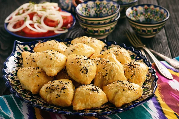 Samosa, samsa - tortas recheadas de carne, estilo oriental . — Fotografia de Stock