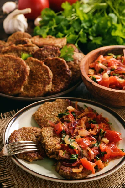 Buñuelos de berenjena servidos con tomates guisados y cebolla, comida vegetariana . — Foto de Stock