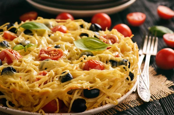 Casseruola di pasta con pomodori, olive e formaggio . — Foto Stock