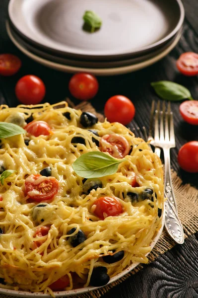 Pasta casserole with tomatoes, olives and cheese. — Stock Photo, Image