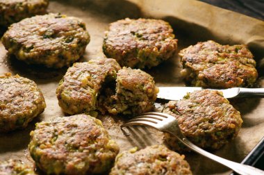Brokoli ve pırasa, sarımsaklı yoğurt sos ile Türkiye börek.