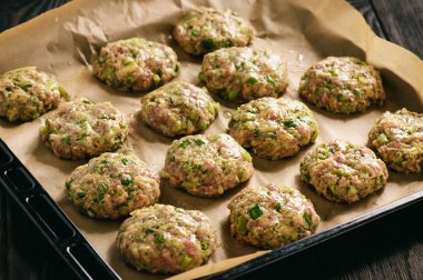 Brokoli ve pırasa pişirme süreci, Türkiye'nin börek.