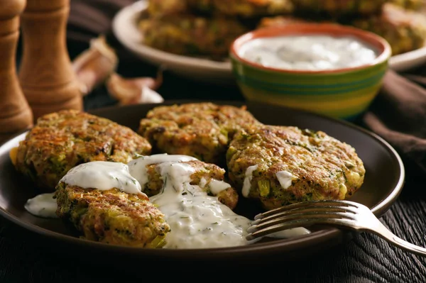 Putenkrapfen mit Brokkoli und Lauch, mit Knoblauch-Joghurt-Dip. — Stockfoto