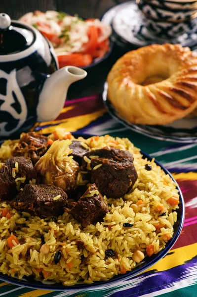 Pilav - geleneksel Asya Yemeği, sebze ve et ile hazırlanan pirinç. Oryantal, Özbek stili. — Stok fotoğraf