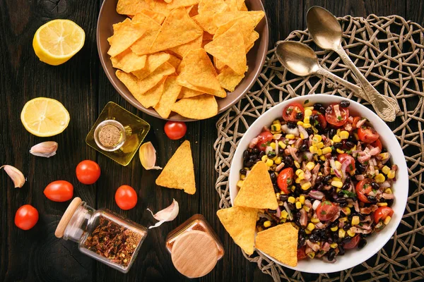 Siyah fasulye, Mısır, domates ve chorizo ile Meksika salatası.