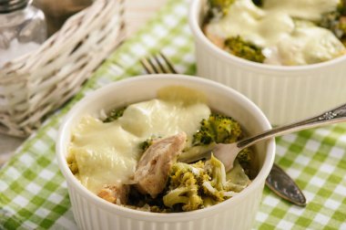 Güveç brokoli, pirinç, tavuk ve mozzarella peyniri ile.