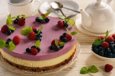 Berry mousse ile ev yapımı cheesecake.