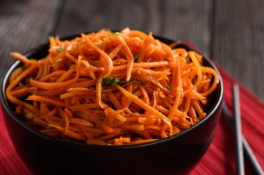 Baharatlı havuç salatası, Asya Kore tarzı.