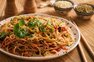 Pirinç erişte ve sebze, Korece tarzı mutfağı ile Asya salata.