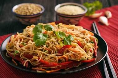 Pirinç erişte ve sebze, Korece tarzı mutfağı ile Asya salata.