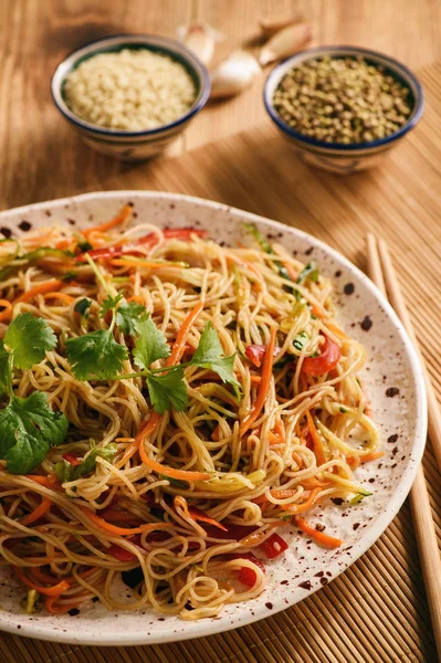 Pirinç erişte ve sebze, Korece tarzı mutfağı ile Asya salata.