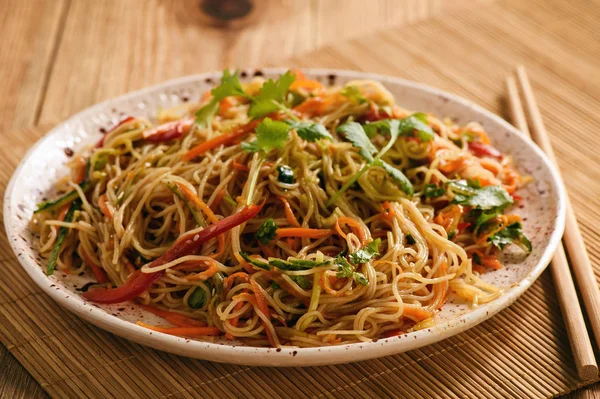 Pirinç erişte ve sebze, Korece tarzı mutfağı ile Asya salata.