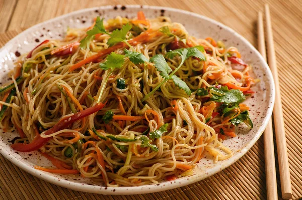 Pirinç erişte ve sebze, Korece tarzı mutfağı ile Asya salata.