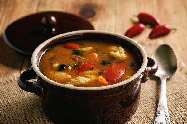 Угорська-суп-гуляш (бограч) з галушками. — стокове фото