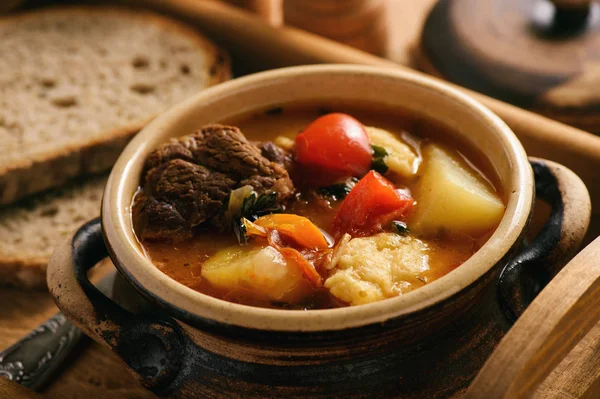 Венгерский суп гуляш (бограч) с пельменями . — стоковое фото