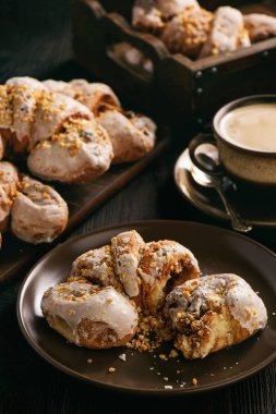 Kruvasan badem doldurma ve kahve ile.