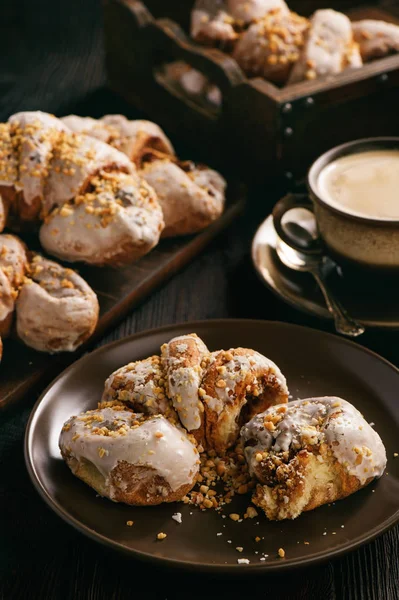 Kruvasan badem doldurma ve kahve ile.