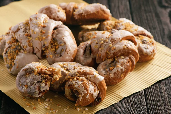 Siyah ahşap zemin üzerine badem dolgulu kruvasan.