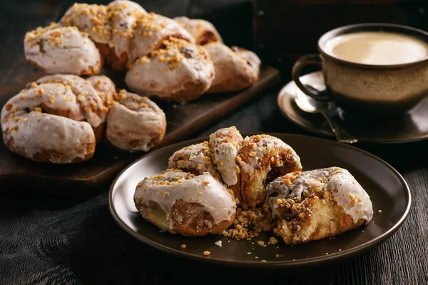 Kruvasan badem doldurma ve kahve ile.