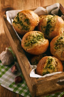 Ev yapımı sarımsaklı ekmek ahşap arka plan üzerinde rulo.