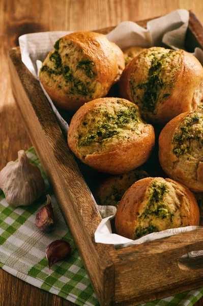 Ev yapımı sarımsaklı ekmek ahşap arka plan üzerinde rulo.