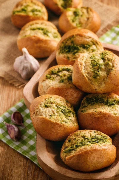 Ev yapımı sarımsaklı ekmek ahşap arka plan üzerinde rulo.