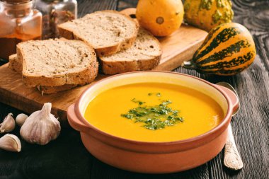 Siyah arka plan üzerine ev yapımı kabak kremalı çorba.