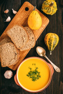 Siyah arka plan üzerine ev yapımı kabak kremalı çorba.