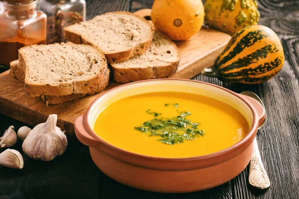 Siyah arka plan üzerine ev yapımı kabak kremalı çorba.