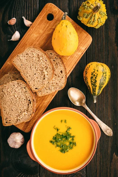 Siyah arka plan üzerine ev yapımı kabak kremalı çorba.