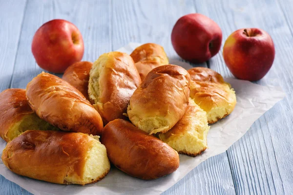 Домашние булочки с яблочной начинкой . — стоковое фото