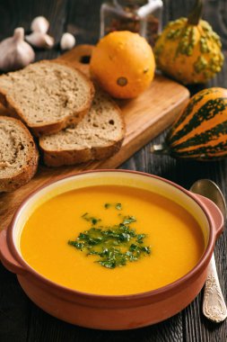 Siyah arka plan üzerine ev yapımı kabak kremalı çorba.