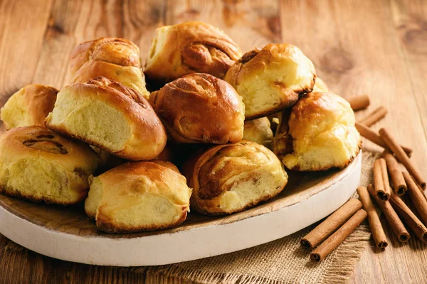 Homemade bread buns with cinnamon. — Stock Photo, Image
