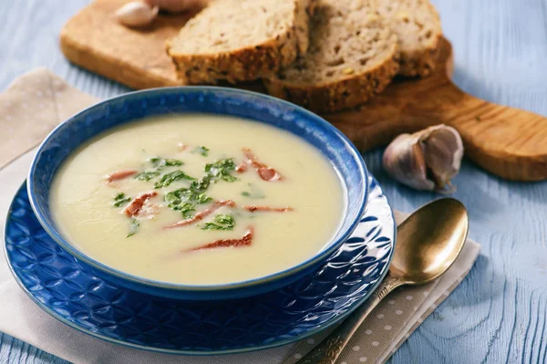 Домашній суп з часнику з беконом . — стокове фото