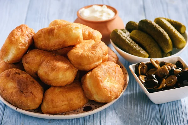 Ahşap masa, Rus tarzı mutfağı üzerine kızarmış pies.