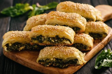 Ispanak ve ricotta ile puf böreği..