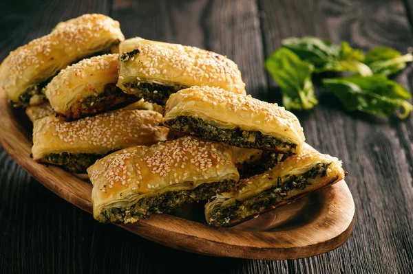 Rollos de hojaldre con espinacas y ricotta. —  Fotos de Stock