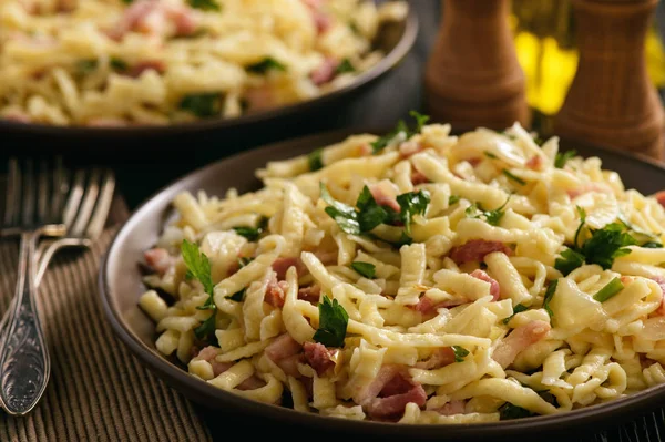 Spaetzle με μπέικον και κρεμμύδι, γερμανική κουζίνα. — Φωτογραφία Αρχείου