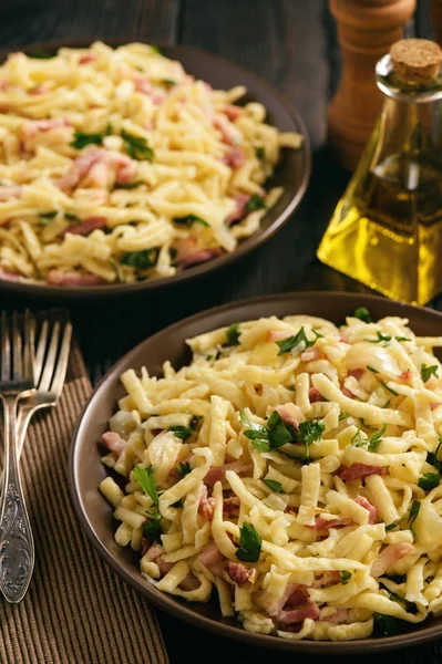 Spaetzle con tocino y cebolla, cocina de estilo alemán . —  Fotos de Stock