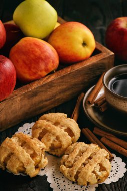 Elma ve tarçın ile puf hamur işleri.