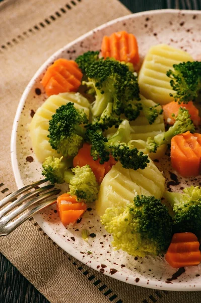 Здоровые овощи, морковь, брокколи и картофель . — стоковое фото