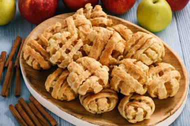 Elma ve tarçın ile puf hamur işleri.