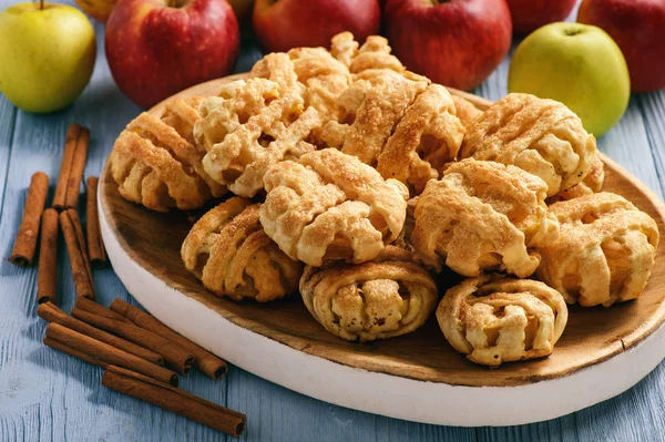 Elma ve tarçın ile puf hamur işleri.