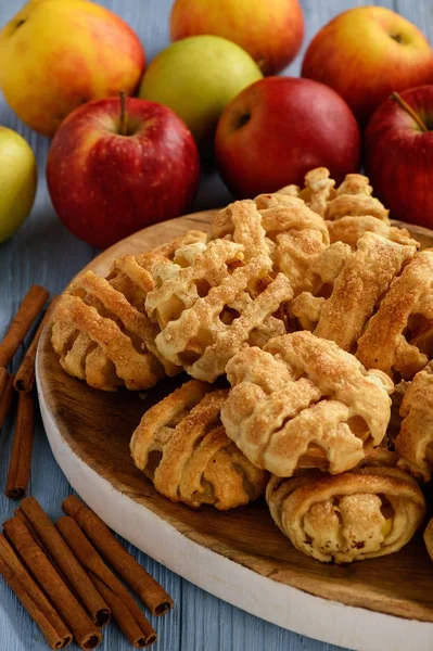 Elma ve tarçın ile puf hamur işleri.