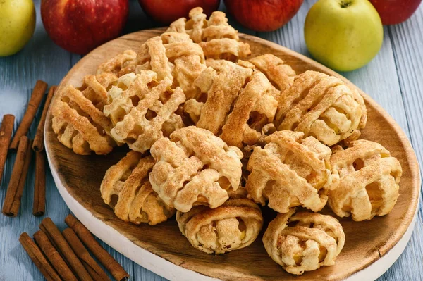 Elma ve tarçın ile puf hamur işleri.