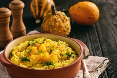 Risotto kabak, peynir ve maydanoz ile.