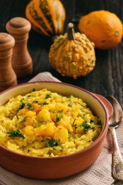 Risotto kabak, peynir ve maydanoz ile.